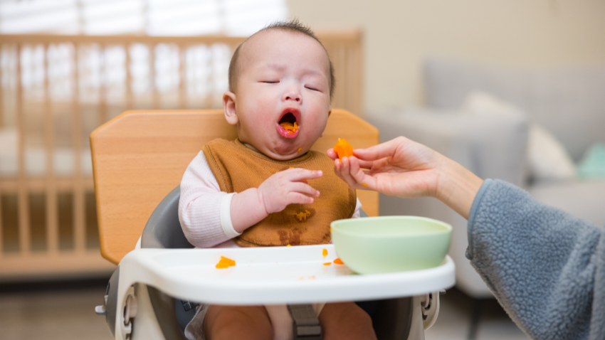 Bayi Muntah setelah Makan MPASI, Ini Penyebab dan Cara Mengatasinya