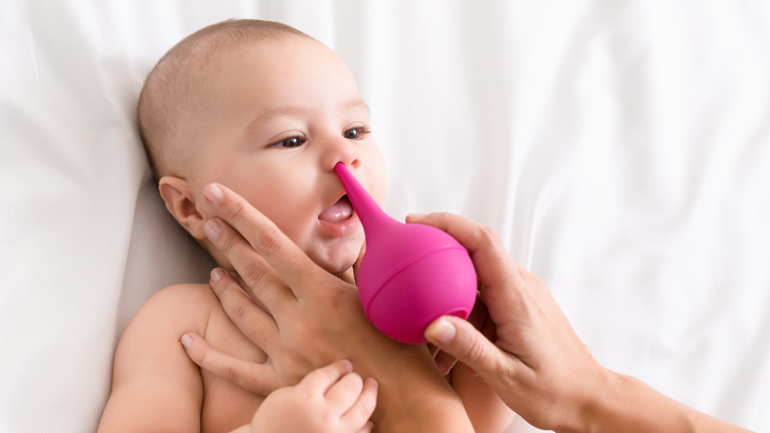 Cara Membersihkan Hidung Bayi dengan Air Garam