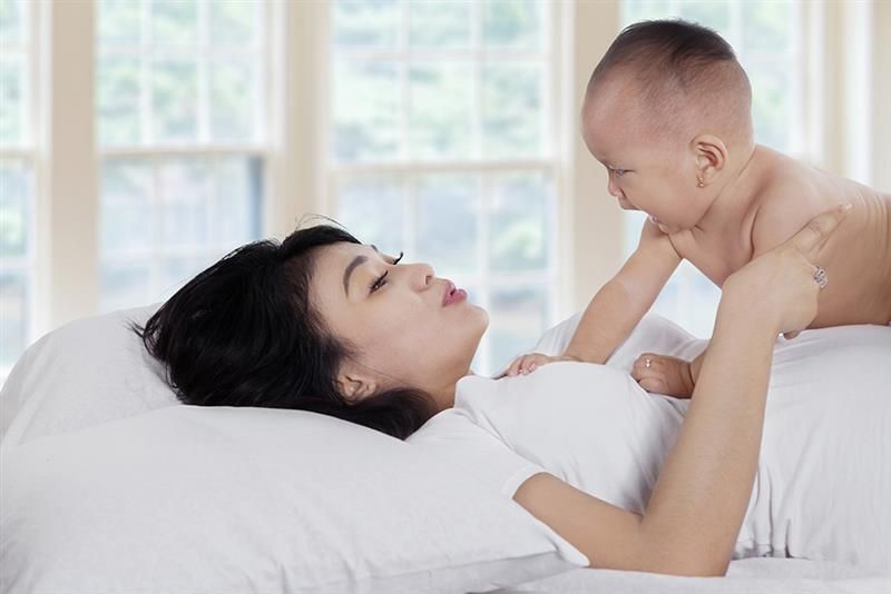 keterampilan-sosial-bayi-12-bulan