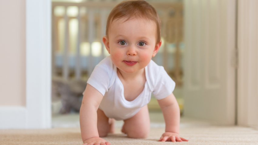 Tumbuh Kembang Si Kecil Usia 7-12 Bulan yang Perlu Mama Ketahui