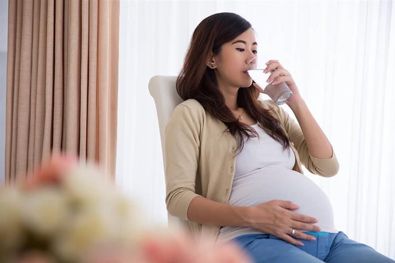 manfaat-minum-air-putih-pada-trimester-ketiga