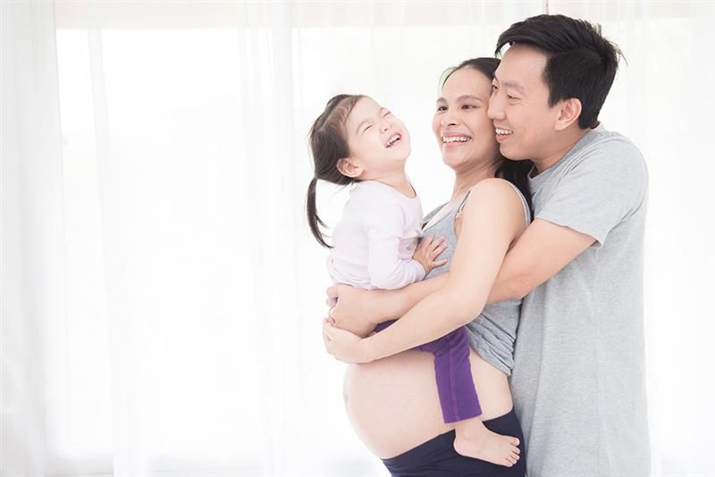 bolehkah-menggendong-anak-saat-hamil-muda