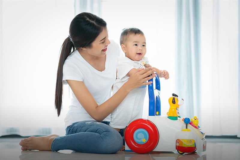 stimulasi-berdiri-dan-berjalan-dengan-baby-play