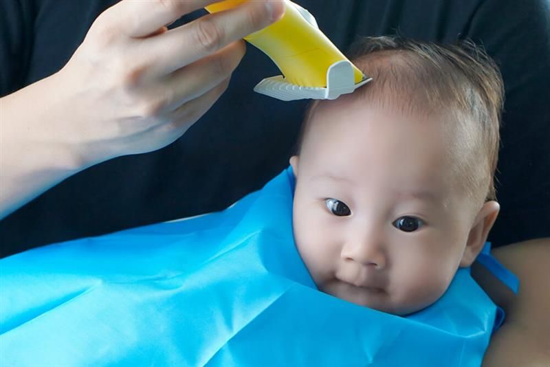 benarkah-mencukur-rambut-bayi-membuatnya-lebih-lebat