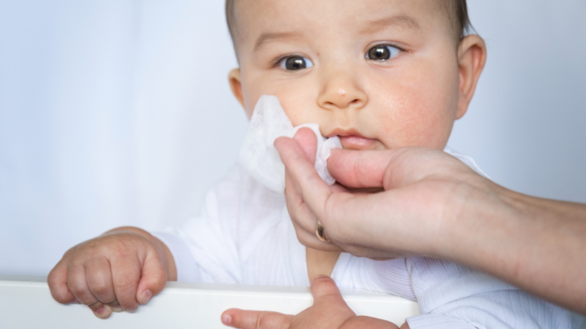 Si Kecil Sering Ngeces? Ini Penyebab Bayi Mengeluarkan Air Liur Berlebih