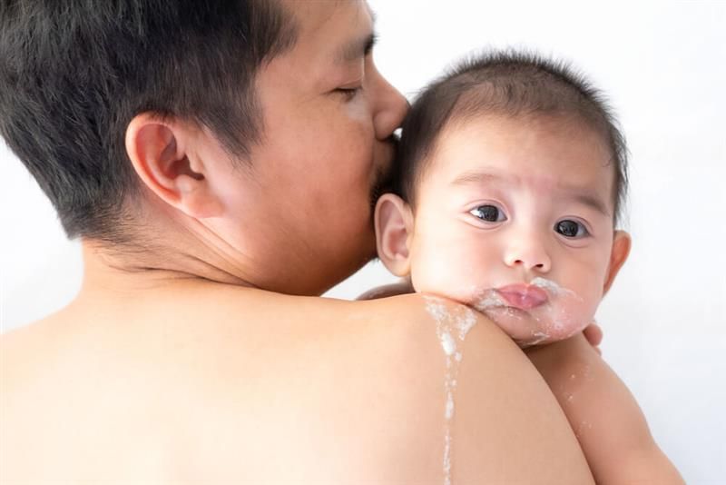 Bayi Sering Muntah, Penyebab dan Cara Mengatasinya