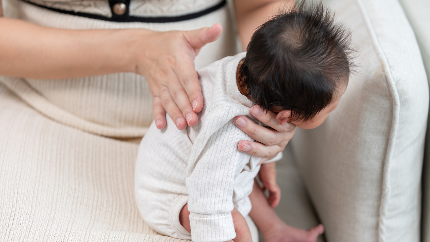 Cara Mengatasi Cegukan pada Si Kecil, Mama Tidak Perlu Panik
