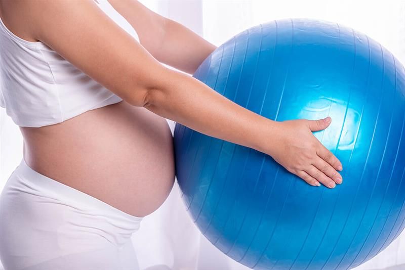 manfaat-birth-ball-untuk-kehamilan-dan-persalinan