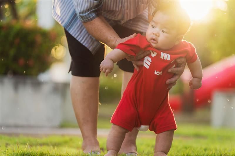 Kapan Bayi Mulai Berjalan? Ini Usia Normal, Tanda Siap, dan Tips Melatihnya