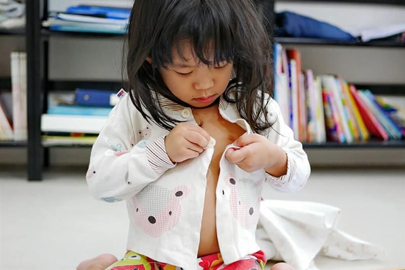 mengajarkan-bayi-13-bulan-untuk-mandiri