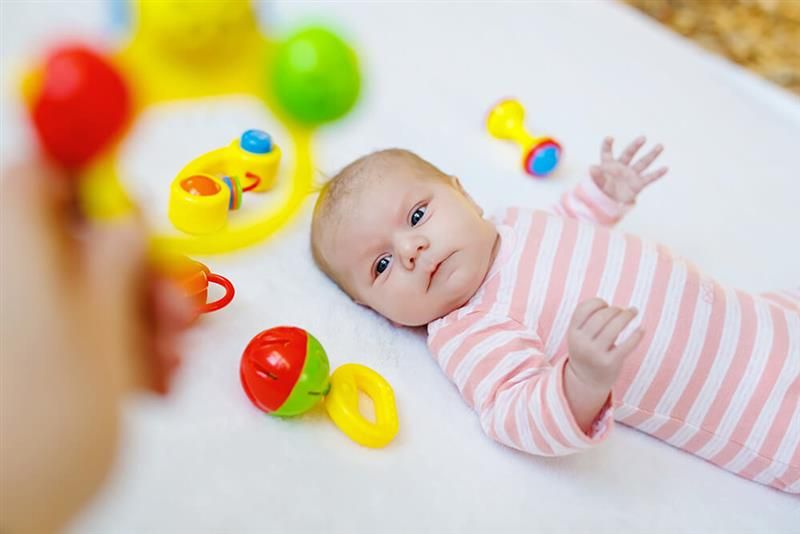 permainan-untuk-menstimulasi-penglihatan-bayi