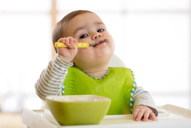 membiasakan-si-kecil-makan-sendiri