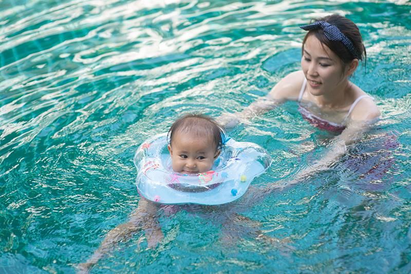 kapan-waktu-yang-tepat-untuk-si-kecil-belajar-berenang