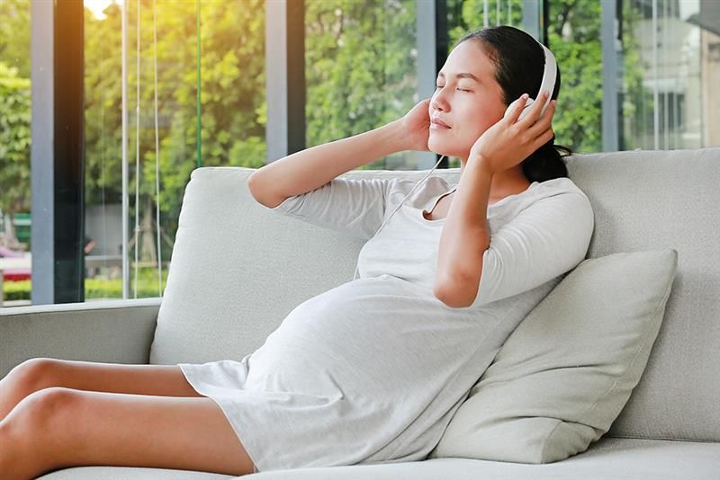 manfaat-mendengarkan-musik-bagi-bayi-dalam-kandungan