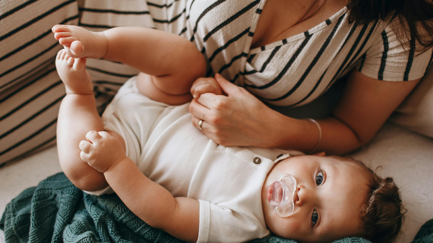 Ciri-Ciri Bayi Sembelit saat MPASI yang Perlu Dikenali