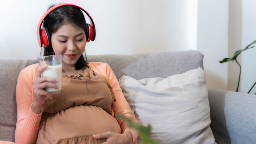 Tenang dan Bahagia, Ini Manfaat Mendengarkan Musik saat Hamil