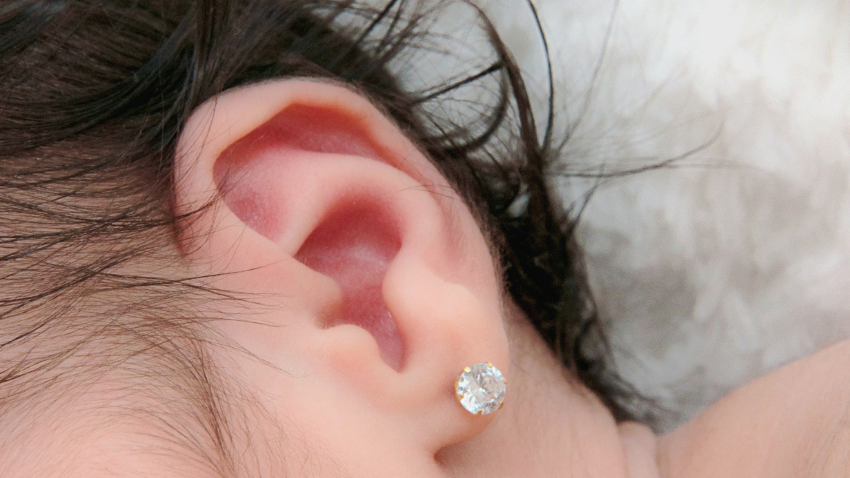 Panduan Anting Si Kecil, Bahan yang Aman, dan Perawatannya
