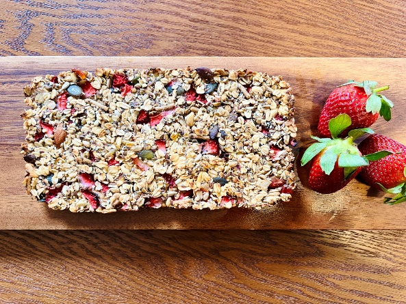 Resep Makanan Rekomendasi buat Mama! Banana Strawberry Oat Bar