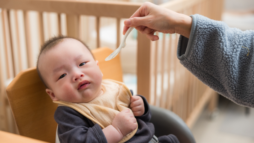 Cara Mengatasi Si Kecil Susah Makan saat MPASI