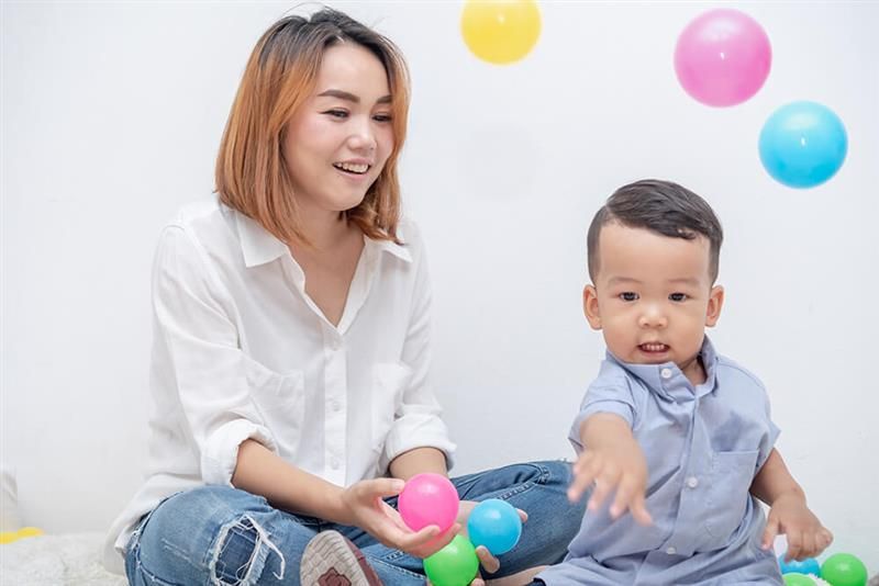 perilaku-melempar-barang-pada-bayi