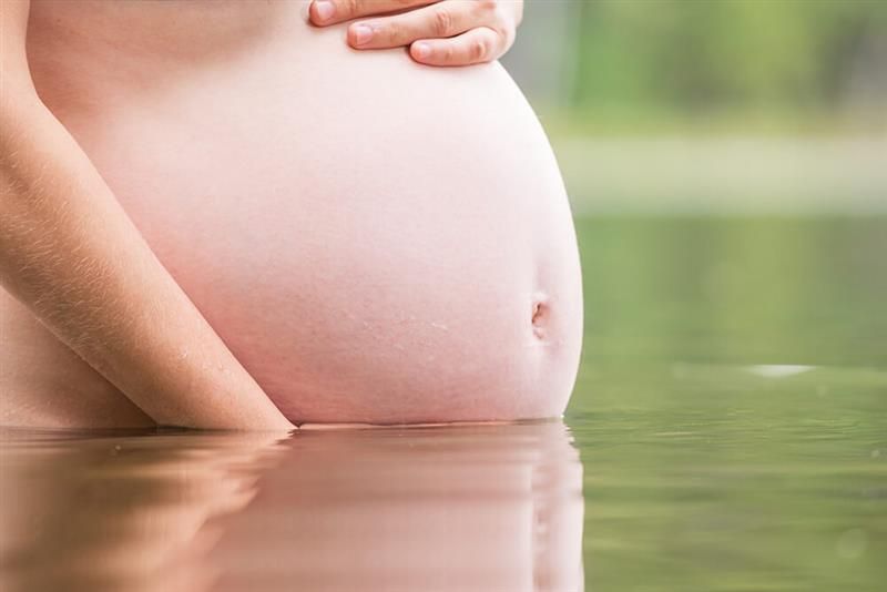 Water Birth: Manfaat, Risiko, dan Syarat Melahirkan di Air