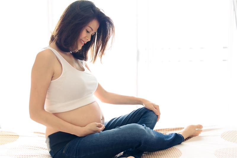 pakai-celana-jeans-ketat-saat-hamil-ini-risikonya