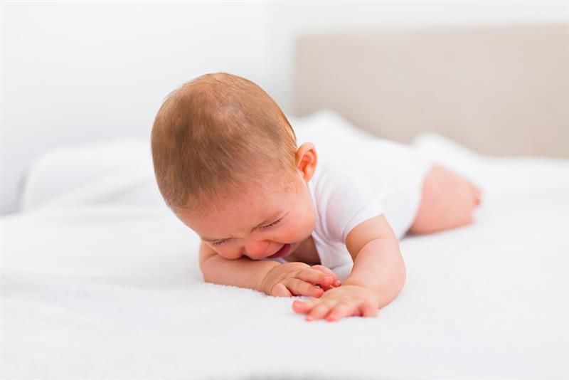 lakukan-ini-jika-si-kecil-tidak-suka-tummy-time
