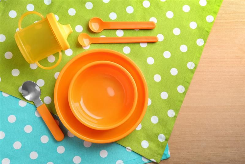 bagaimana-memilih-peralatan-makan-yang-aman-untuk-bayi