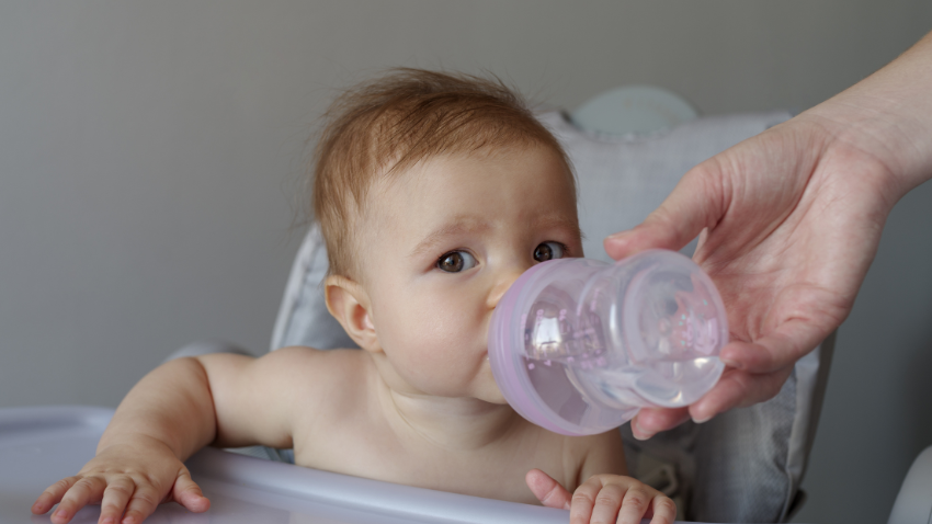 Kapan Bayi Boleh Minum Air Putih? Ini Panduan Amannya untuk Mama