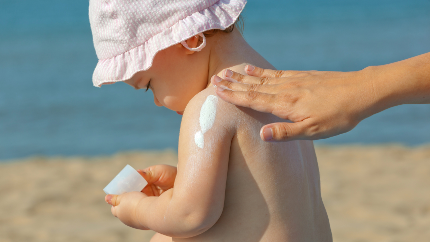17 Rekomendasi Sunscreen Bayi dan Anak yang Aman