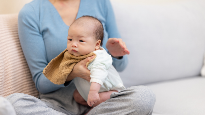 Cara Menyendawakan Si Kecil dengan Benar