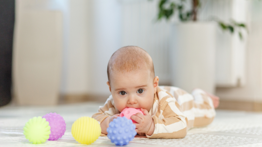 Perkembangan Bayi Usia 4 - 6 Bulan, Harusnya Sudah Bisa Apa Ya ?