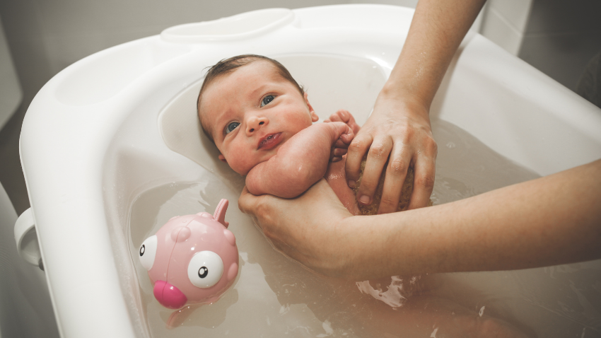 Cara Memandikan Bayi Baru Lahir dengan Aman dan Benar